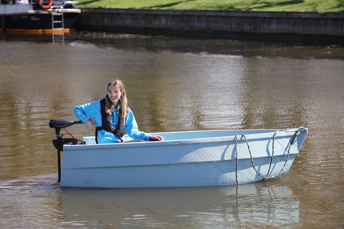 Maritieme Academie Harlingen wint 3d-geprinte boot van zwerfafval